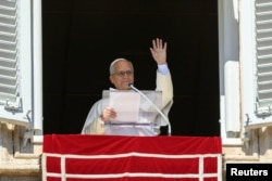 Papa tokom molitve Angelus u nedelju, posle koje je u iznenađujućem obraćanju rekao da su lekari otkrili čvorić "u veoma ranom stadijumu". Pope Leo says will undergo surgery for small growth on lung e