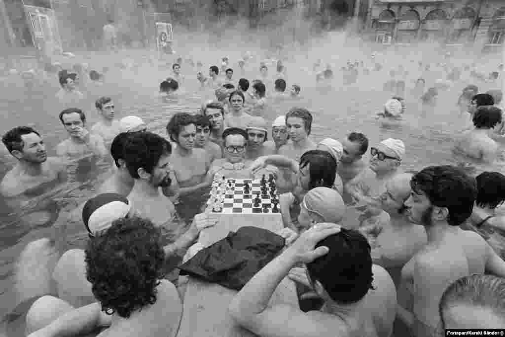 Sakkoznak a Széchenyi-fürdőben 1973-ban. A játkosok köré népes számú nézőközönség sereglett. Nagyon népszerűek voltak ezek a sakkjátszmák.