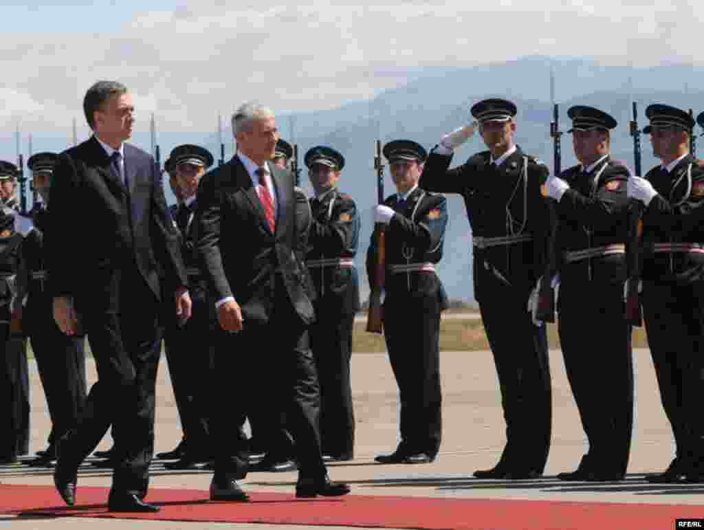 Predsjednik Crne Gore Filip Vujanović dočekao je predsjednika Srbije Borisa Tadića na aerodromu - Foto: Savo Prelević