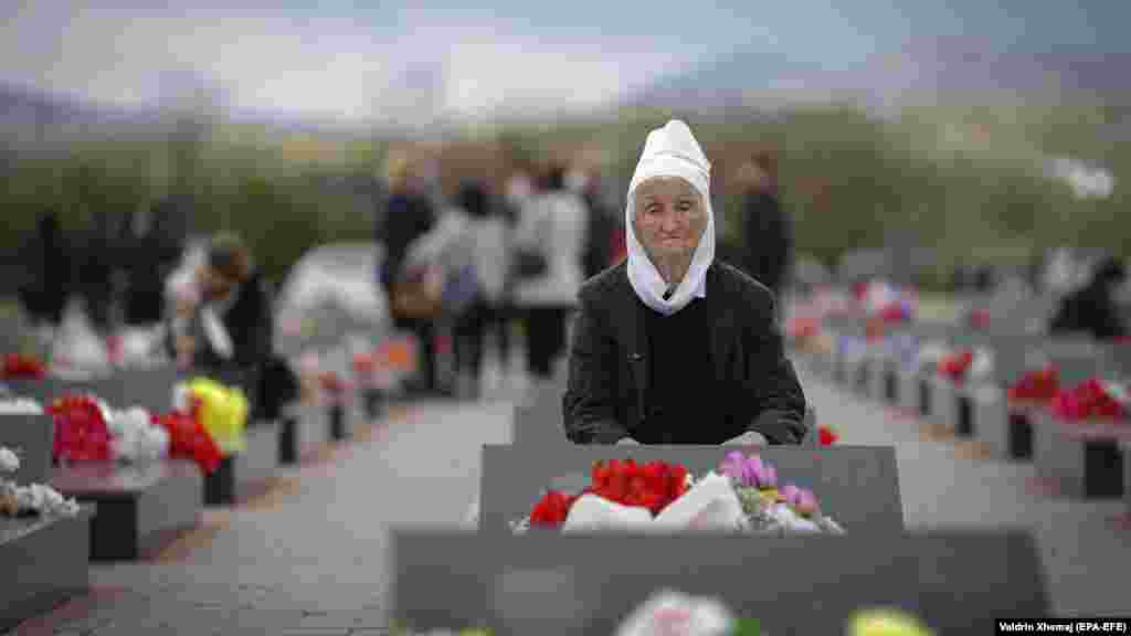Starija žena sa Kosova oplakuje svog sina jedinca 27.aprila tokom ceremonije povodom Dana nestalih, kojom se obilježavaju nestali u sukobu sa srpskim snagama 1998-99. (epa-EFE / Valdrin Xhema)