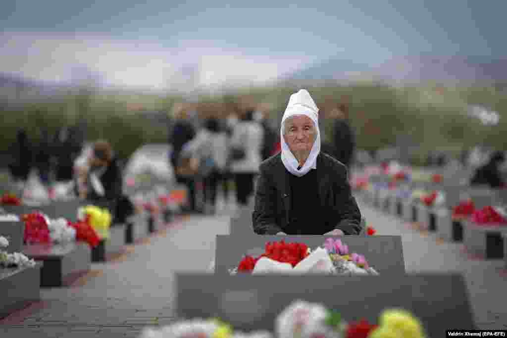 Пожилой житель Косово оплакивает своего погибшего сына во время церемонии, посвященной Дню пропавших без вести, в память о погибших в конфликте 1998-99 гг.