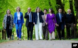 De la stânga, Victoria Nuland, subsecretar de stat și director politic la Departamentul de Stat al SUA, Elizabeth Truss, ministrul de externe al Regatului Unit, Jean-Yves Le Drian, ministrul de externe al Franței, Melanie Joly, ministrul de externe al Canadei, Hayashi Yoshimasa, Ministrul de Externe al Japoniei, Annalena Baerbock, Luigi Di Maio, Ministrul de Externe al Italiei și Josep Borrell, Înaltul Reprezentant al UE pentru Afaceri Externe și Politica de Securitate, au participat la summitul miniștrilor de externe ai grupului G7 al liderilor economici democratici. puteri, în Weissenhäuser Strand, joi, 12 mai 2022.