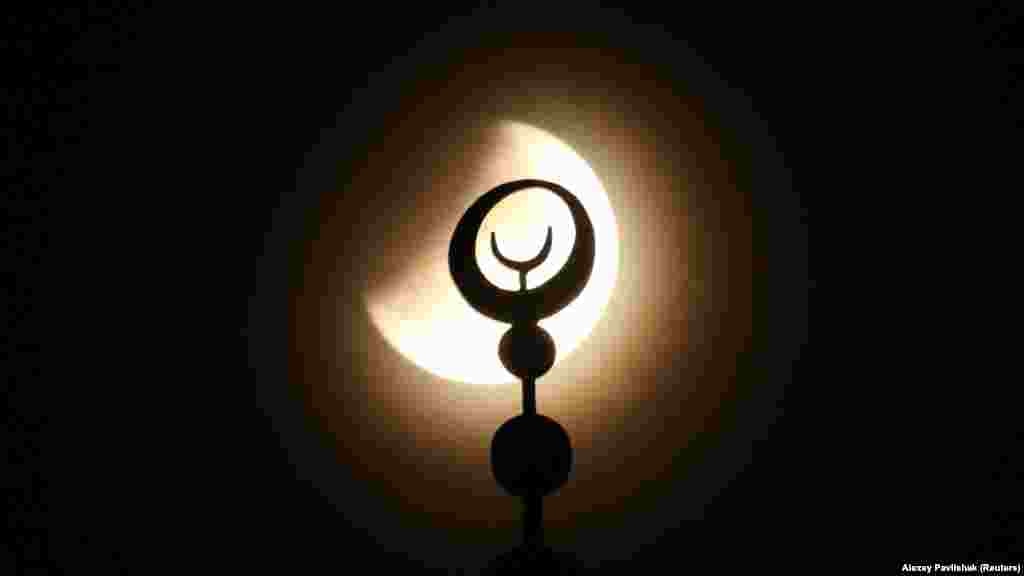 Вершина купола мечеті Джума-Джамі в Євпаторії на тлі місячного затемнення