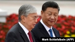 Қазақстан президенті Қасым-Жомарт Тоқаев (сол жақта) және Қытай басшысы .Си Цзиньпин 11 сентября 2019 года.
