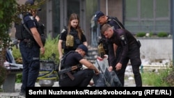 Ілюстраційне фото. Двигун від «шахеда», який влучив у житловий комплекс у Подільському районі Києва. Подільський район, Київ, 1 вересня 2026 року