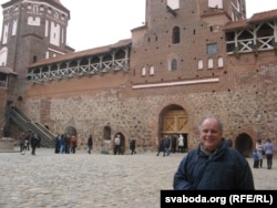 Мой прыяцель Тоні Мэры ў Мірскім замку, дзе яму цалкам спадабалася. Калі перакладаць прозьвішча, то можна сказаць, што Тоні Весялун