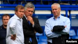 Roman Abramovich (left) with Eugene Tenenbaum (right) and former Chelsea coach Carlos Ancelotti. (file photo)