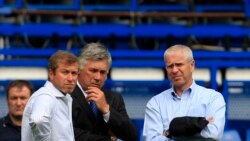 Roman Abramovici (stânga) cu Eugene Tenenbaum (dreapta) și fostul antrenor al lui Chelsea, Carlos Ancelotti. (foto de arhivă)