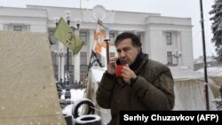 Gürjüstanyň öňki prezidenti we Ukrainanyň oppozision lideri Mihail Saakaşwili protestçileriň lagerinde, Kiýew, 6-njy dekabr, 2017. 
