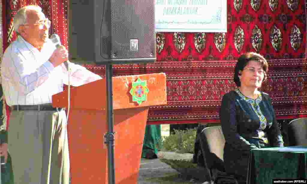 T&uuml;rkmenabat ş&auml;heriniň 11-nji mekdebind&auml;ki dabara.