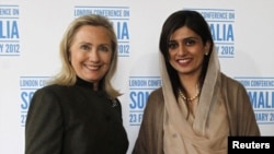 U.S. Secretary of State Hillary Clinton (left) met with Pakistan's Foreign Minister Hina Rabbani Khar in London on February 23.