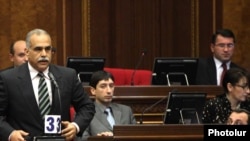 Armenia - Raffi Hovhannisian, leader of the opposition Zharangutyun (Heritage) party, addresses parliament, Yerevan, 28Feb2011