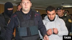 Подозреваемый в убийстве Орхан Зейналов перед началом заседания Пресненского суда. Москва, Россия. 17 октября 2013