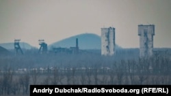 Вигляд на вежі шахти «Октябрьска» в окупованому Донецьку з підконтрольної уряду території, 2016 рік