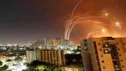 Система ПРО "Железный купол" перехватывает ракеты, выпущенные из сектора Газа по Израилю