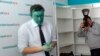 Росія: на відкритті одного з регіональних штабів опозиціонера Навального облили зеленкою