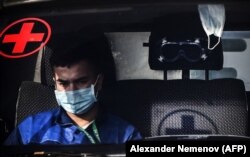 A medic sits in an ambulance by a hospital where patients infected with COVID-19 are treated in the settlement of Kommunarka outside Moscow. (file photo)