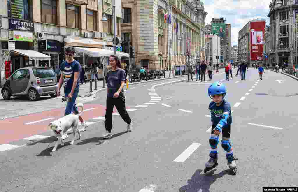 Plimbare pe Calea Victoriei din București, fără trafic și aglomerație.