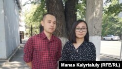 Участники молодежного гражданского движения «Oyan, Qazaqstan» Роман Захаров и Жанель Шаханова у здания департамента полиции Алматы. 28 августа 2019 года.