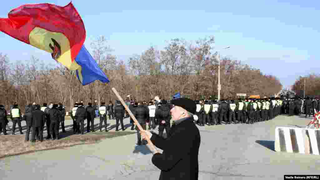 11 ianuarie 2012.&nbsp;Protest la podul de la Vadul lui Vodă după ce un pacificator rus l-a împuşcat mortal pe un tânăr de la Pârâta, raionul Dubăsari