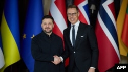 Президенти України та Фінляндії Володимир Зеленський (ліворуч) і Александр Стубб під час зустрічі в Києві, лютий 2026 року