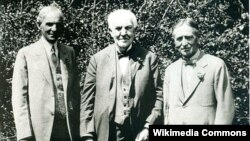 Thomas Edison amerikalı zəngin iş adamları Henry Ford və Harvey Firestone ilə birlikdə.