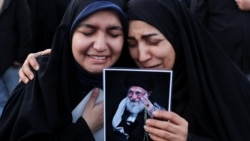 Женщины скорбят на площади Энгелаб в Тегеране 1 марта, на следующий день после гибели аятоллы Али Хаменеи