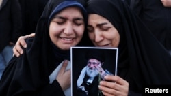 Женщины скорбят на площади Энгелаб в Тегеране 1 марта, на следующий день после гибели аятоллы Али Хаменеи