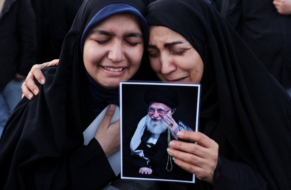 Одні іранці святкують, а інші оплакують смерть верховного лідера аятоли Алі Хаменеї (відео)