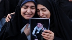 Одні іранці святкують, а інші оплакують смерть верховного лідера аятоли Алі Хаменеї (відео)