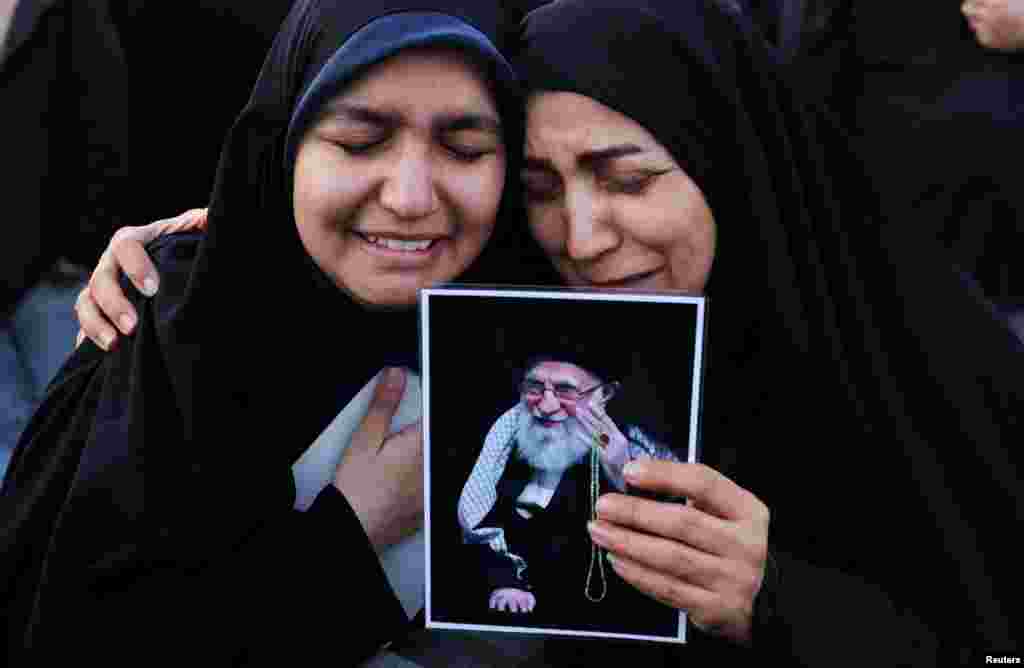 حضور عزاداران در میدان انقلاب تهران پس از انتشار خبر کشته شدن رهبر جمهوری اسلامی. 