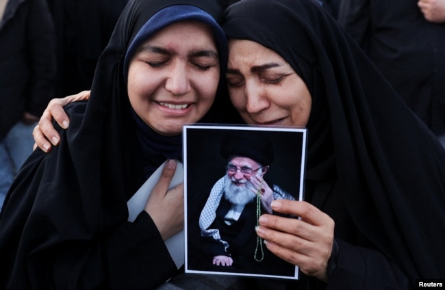 Оплакування Верховного лідера Ірану аятоли Алі Хаменеї, який за повідомленням іранських державних зМІ, був убитий внаслідок ізраїльських та американських ударів 28 лютого. Тегеран, Іран, 1 березня 2026 року