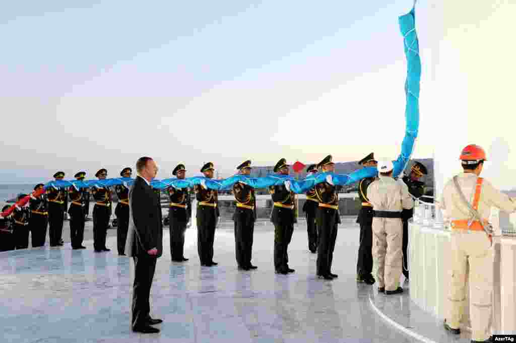 1 sentyabr - on milyonlarla manat pula başa gələn dövlət bayrağı meydanı açıldı