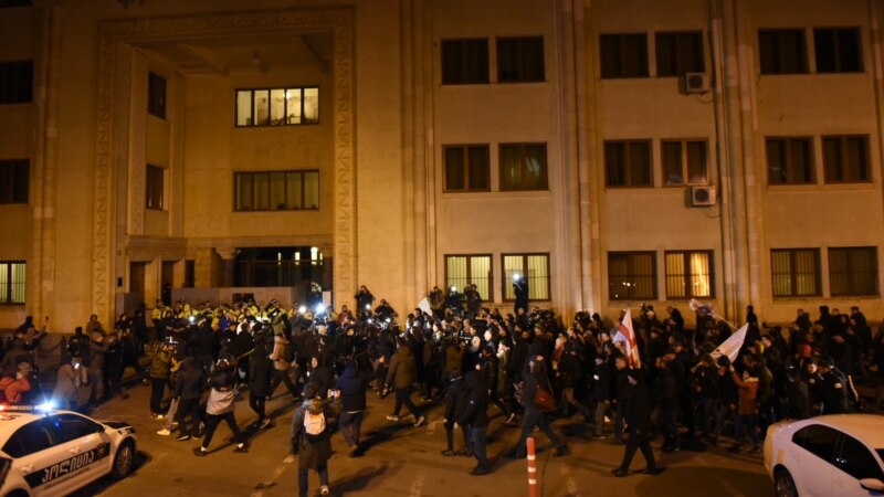 Участники акции в центре Тбилиси грозят сорвать завтрашнее заседание парламента 