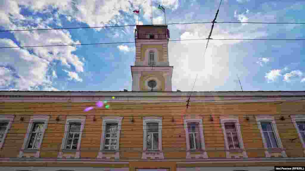 Здание бывшего полицейского управления, Октябрьской Революции, 14. &nbsp; Здание было построено в период с 1869 по 1872 годы по проекту губернского архитектора Ф.Я. Алфеева. Здание признано памятником истории и культуры местного значения.&nbsp;