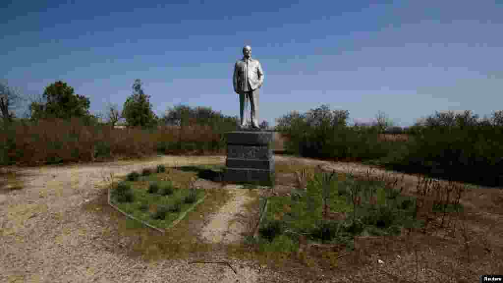 «Ленин и пустота». Небольшой памятник Ильичу в селе Ковыльное Раздольненского района, который, в отличие от других своих «собратьев», не возвышается посреди центра.