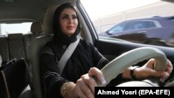 Huda al-Badri (30 de ani) conduce o mașină la primele ore ale dimineții de 24 iunie 2018, în ziua în care, prin decret regal, a fost ridicată interdicția ca femeile să conducă o mașină în Arabia Saudită.