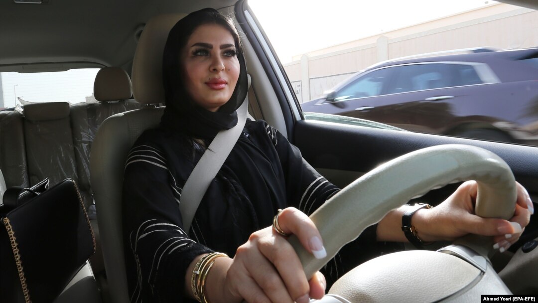 Huda al-Badri (30 de ani) conduce o mașină la primele ore ale dimineții de 24 iunie 2018, în ziua în care, prin decret regal, a fost ridicată interdicția ca femeile să conducă o mașină în Arabia Saudită.
