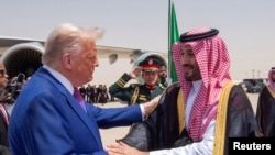 پذیرایی محمد بن سلمان، ولیعهد عربستان سعودی از دونالد ترمپ، رئیس جمهور ایالات متحده در میدان هوایی ریاض