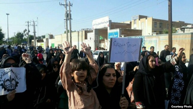 تجمع خانواده کارگران نیشکر هفت‌تپه در سال گذشته 
