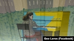 Антуанетта Міщенко, піаністка з Майдану, фрагмент муралу на станції метро «Осокорки» 