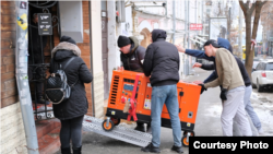 Після останніх масованих атак РФ в енергосистемі України діє режим надзвичайної ситуації. Чеські волонтери збирають кошти на генератори для українців (фото з фандрейзингової кампанії SOS-Київ) 