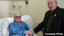 Былы прэзыдэнт Польшчы Лех Валэнса (справа) наведвае ў шпіталі экс-кіраўніка краіны Войцэха Ярузэльскага (зьлева). 2011 год.