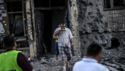 Люди выходят из укрытий после сегодняшнего обстрела Донецка