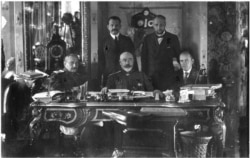 Генерал Антон Денікін разом із членами його Особливої ради. 1919 рік