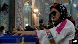Një grua voton në zgjedhjet presidenciale në Teheran, Iran, e premte, 28 qershor 2024.