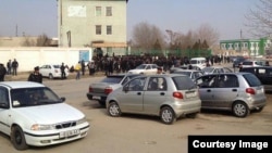 Uzbekistan - long lines for new bio-metric passports in Beruniy