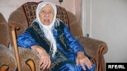 130-летняя Сахан Досова на своем дне рождения. Караганда, 27 марта 2009 года. 