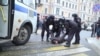 Задержание участника "прогулки оппозиции" в Москве, 2 апреля 2017 г.