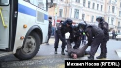 Полиция қызметкерлері "оппозиция шеруіне" қатысушыны ұстап жатыр. Мәскеу, 2 сәуір 2017 жыл.